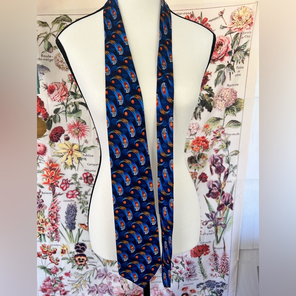 Wolfmark swoosh basketball tie. Great condition! Blue and orange